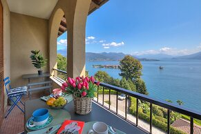 Pandora Lake View Stresa