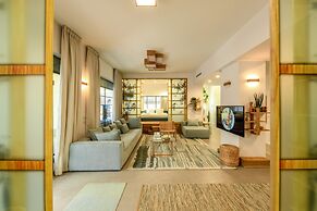 Charming 2BR Apt w a Breathtaking Patio
