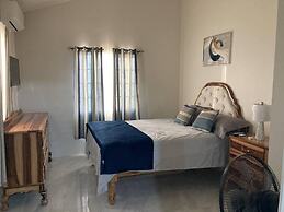 Sleeps 4 With Free Parking, 15-min to Beach