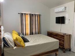 Sleeps 4 With Free Parking, 15-min to Beach
