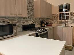 Sleeps 4 With Free Parking, 15-min to Beach