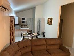 Sleeps 4 With Free Parking, 15-min to Beach