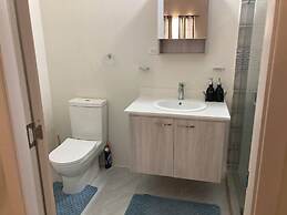 Sleeps 4 With Free Parking, 15-min to Beach