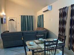 Sleeps 4 With Free Parking, 15-min to Beach