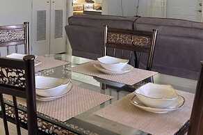 Sleeps 4 With Free Parking, 15-min to Beach