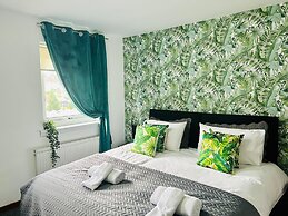Elmbank Avenue House