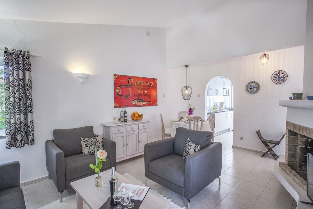 Charming Apartment With Garden Views in Luz