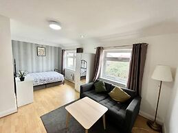 Lovely 2-bed Tree-hole in Northolt Southharrow