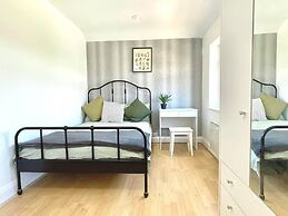 Lovely 2-bed Tree-hole in Northolt Southharrow