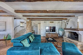 Villa Amyra With Pool
