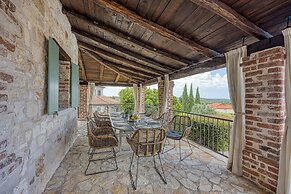 Villa Amyra With Pool