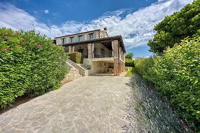 Villa Amyra With Pool