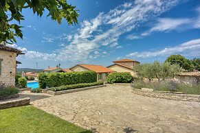 Villa Amyra With Pool