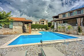 Villa Amyra With Pool