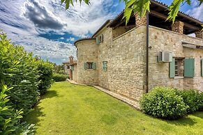 Villa Amyra With Pool
