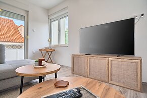 A2- Luxury apt w big Balcony, 4 min Walk to Beach