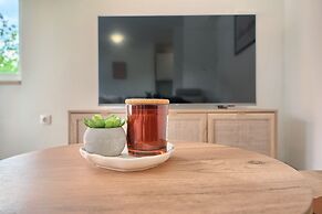 A2- Luxury apt w big Balcony, 4 min Walk to Beach