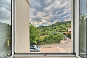 A2- Luxury apt w big Balcony, 4 min Walk to Beach