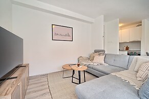 A2- Luxury apt w big Balcony, 4 min Walk to Beach