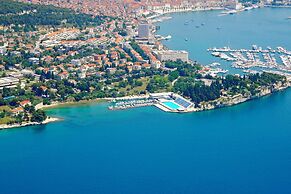 A2- Luxury apt w big Balcony, 4 min Walk to Beach