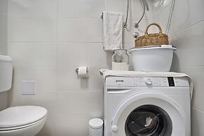 A2- Luxury apt w big Balcony, 4 min Walk to Beach