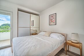 A2- Luxury apt w big Balcony, 4 min Walk to Beach