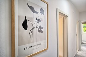 A1-luxury apt w big Balcony, 4 min Walk to Beach