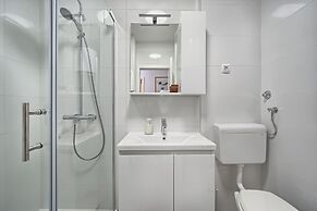 A1-luxury apt w big Balcony, 4 min Walk to Beach