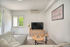 A1-luxury apt w big Balcony, 4 min Walk to Beach