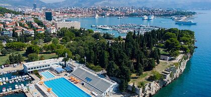 A1-luxury apt w big Balcony, 4 min Walk to Beach