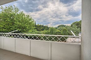 A1-luxury apt w big Balcony, 4 min Walk to Beach