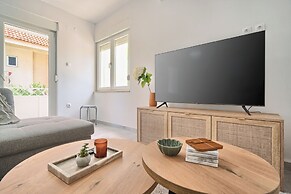 A1-luxury apt w big Balcony, 4 min Walk to Beach