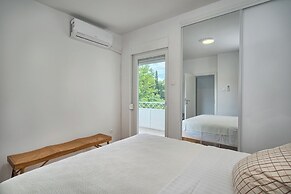 A1-luxury apt w big Balcony, 4 min Walk to Beach