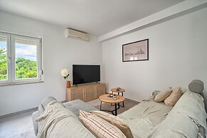 A1-luxury apt w big Balcony, 4 min Walk to Beach