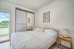 A 2 Spacious apt w big Balcony,4 min Walk to Beach