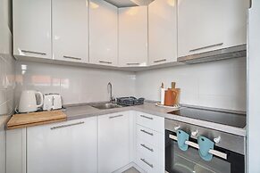 A 2 Spacious apt w big Balcony,4 min Walk to Beach