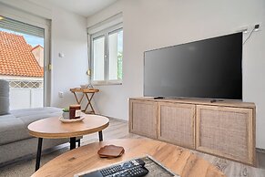 A 2 Spacious apt w big Balcony,4 min Walk to Beach