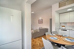A 2 Spacious apt w big Balcony,4 min Walk to Beach