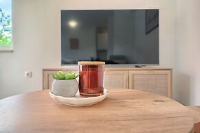 A 2 Spacious apt w big Balcony,4 min Walk to Beach