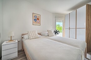 A 2 Spacious apt w big Balcony,4 min Walk to Beach