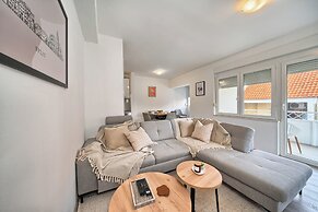 A 2 Spacious apt w big Balcony,4 min Walk to Beach