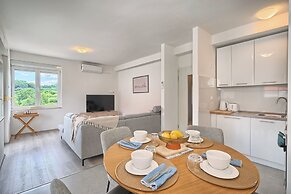 A 2 Spacious apt w big Balcony,4 min Walk to Beach
