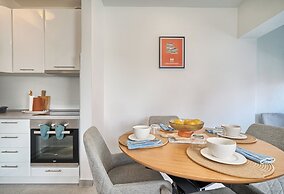 A 2 Spacious apt w big Balcony,4 min Walk to Beach