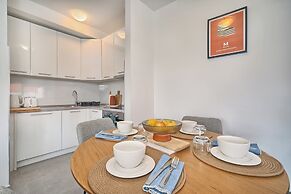 A 2 Spacious apt w big Balcony,4 min Walk to Beach