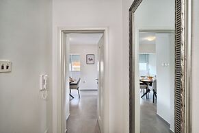 A 2 Spacious apt w big Balcony,4 min Walk to Beach