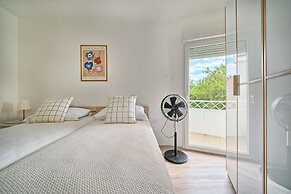 A 2 Spacious apt w big Balcony,4 min Walk to Beach