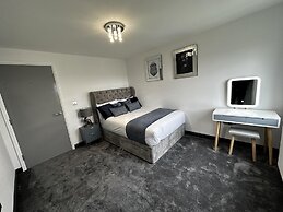 Luxurious two Bedrooms Apartment Slough