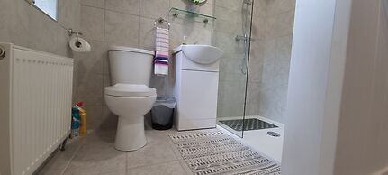 Frontview Cottage - Two Bedroom - Sleeps 6 Guests