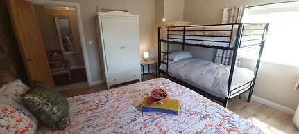 Frontview Cottage - Two Bedroom - Sleeps 6 Guests