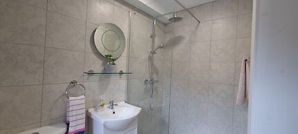 Frontview Cottage - Two Bedroom - Sleeps 6 Guests